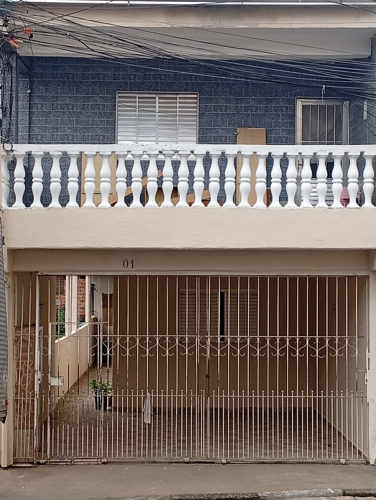 Fachada residencial revitalizada — depois