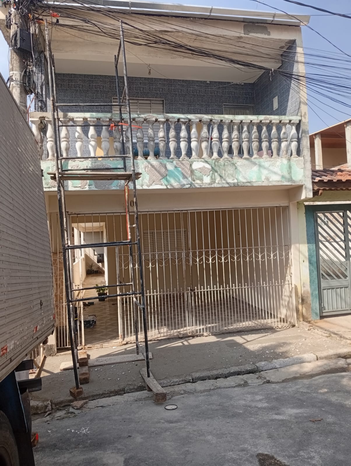 Fachada residencial revitalizada — antes